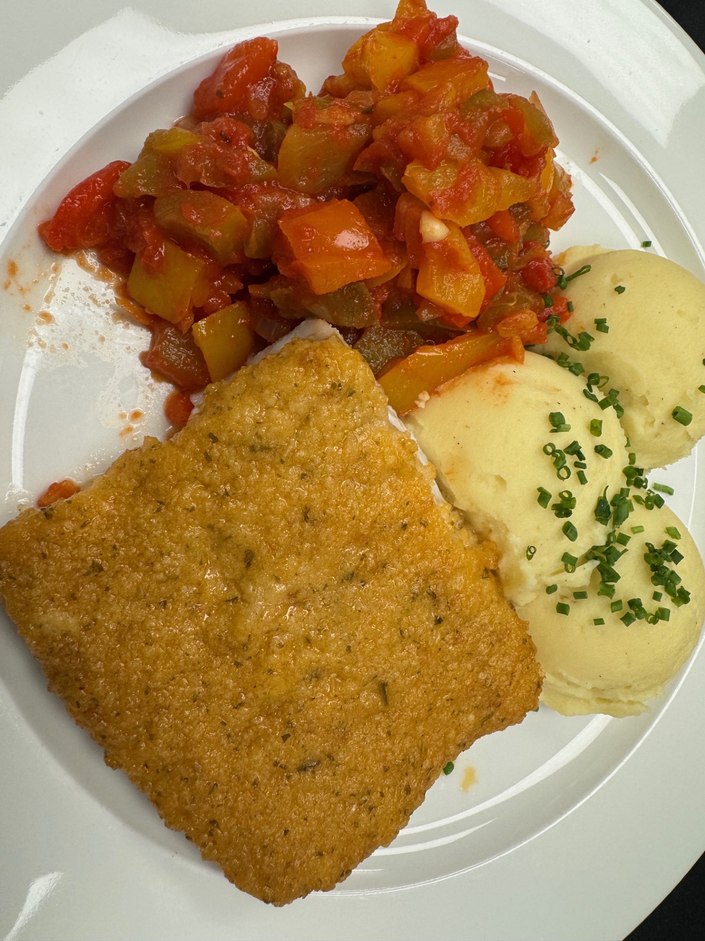 Schlemmerfilets Bordolaise, Peperonata, Kartoffelstock, Zitronenbutter mit Dill und Peterli, Schnittlauch