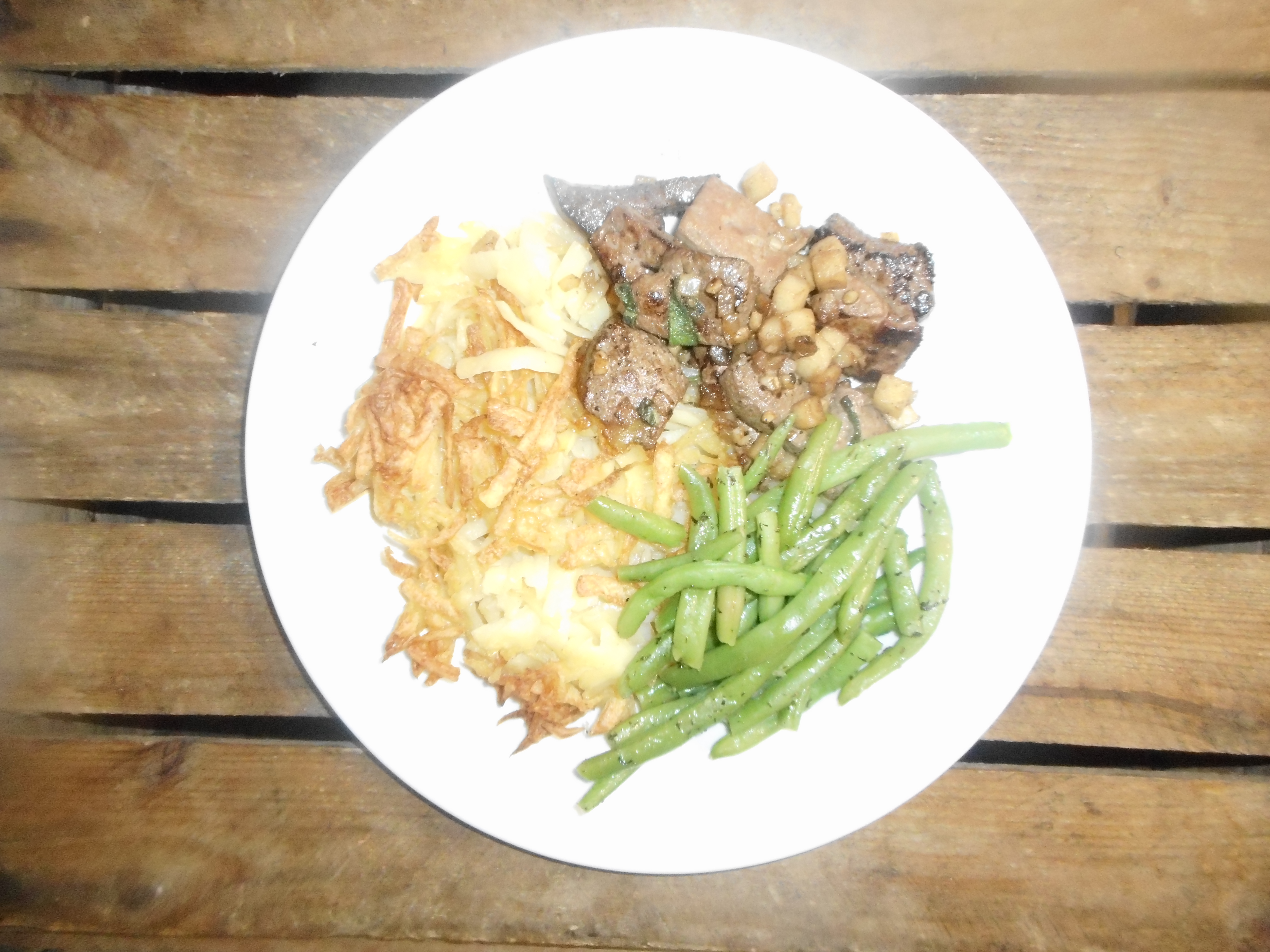 Kalbsleberli gebraten mit Apfelwürfel, Butterrösti, grünen Bohnen, Menüsalat