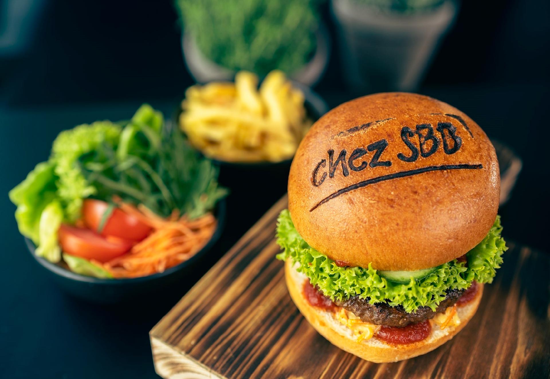 "Luna Vegi Burger", Linsen-Kichererbsen-Brew Bee Patty, Coleslaw, Gurke, Tomate, Zwiebeln, Menüsalat oder Pommes frites
