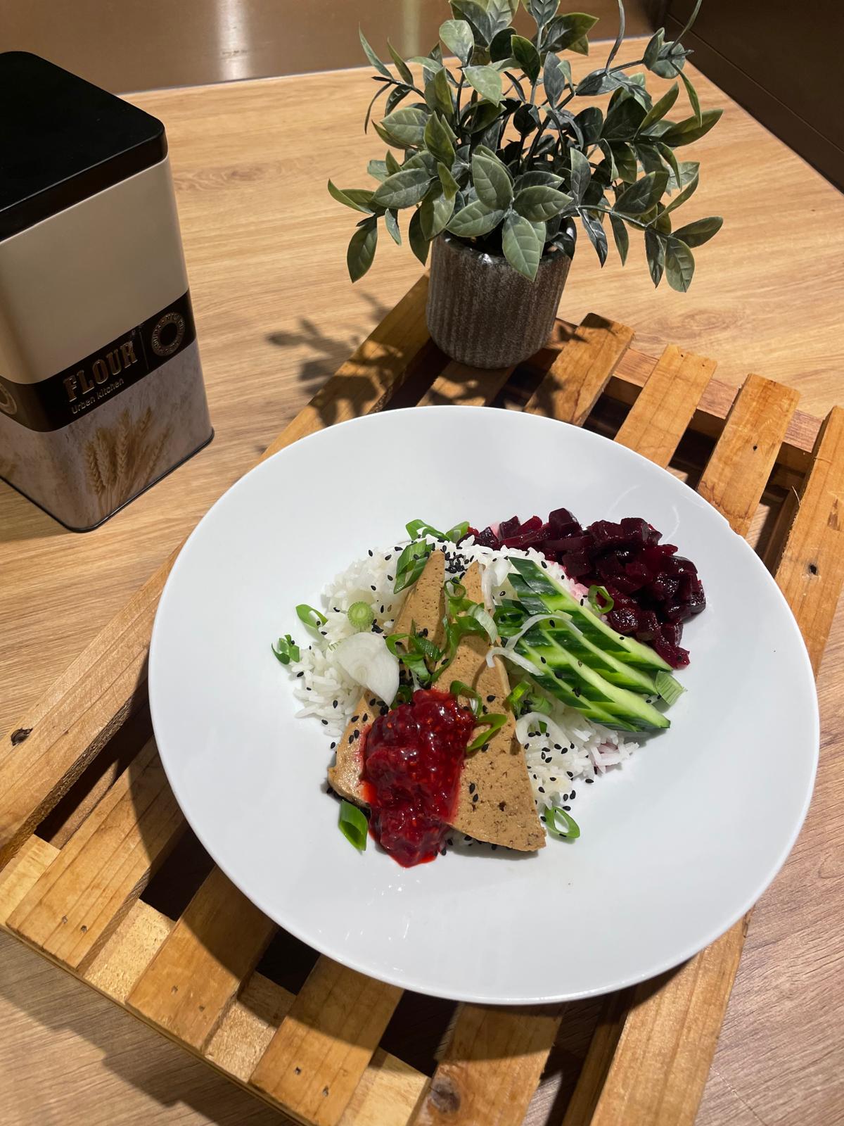 Poke bowl, Riz vinaigré, cebette, betterave, Sauce à la grenade