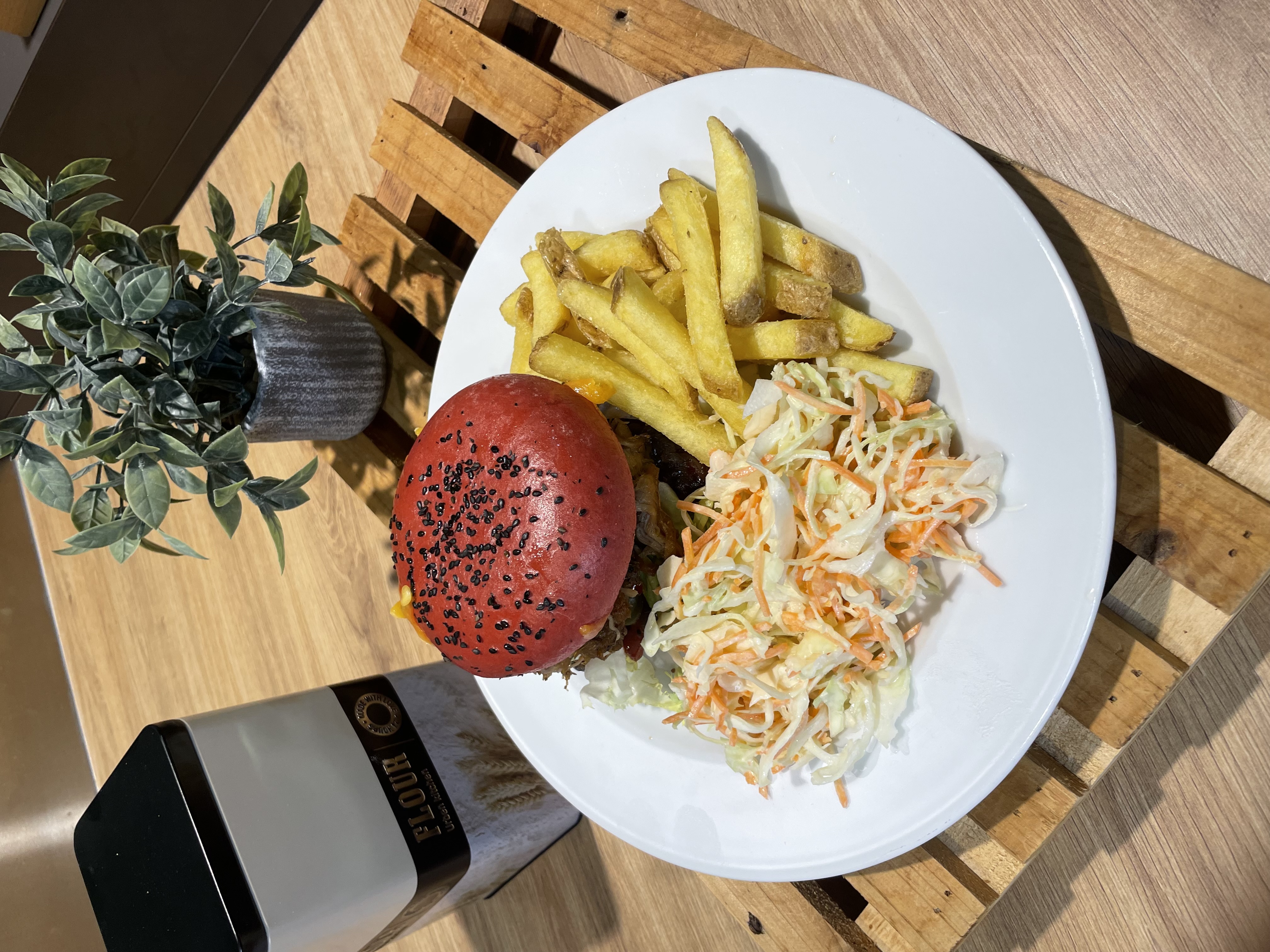 Burger de pulled porc, Cheddar, coleslaw, Sauce BBQ, oignons rouges, Pommes frites maison