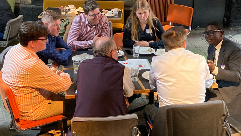 Participants discussing projects during lunch / Photo: Lucas Pretti