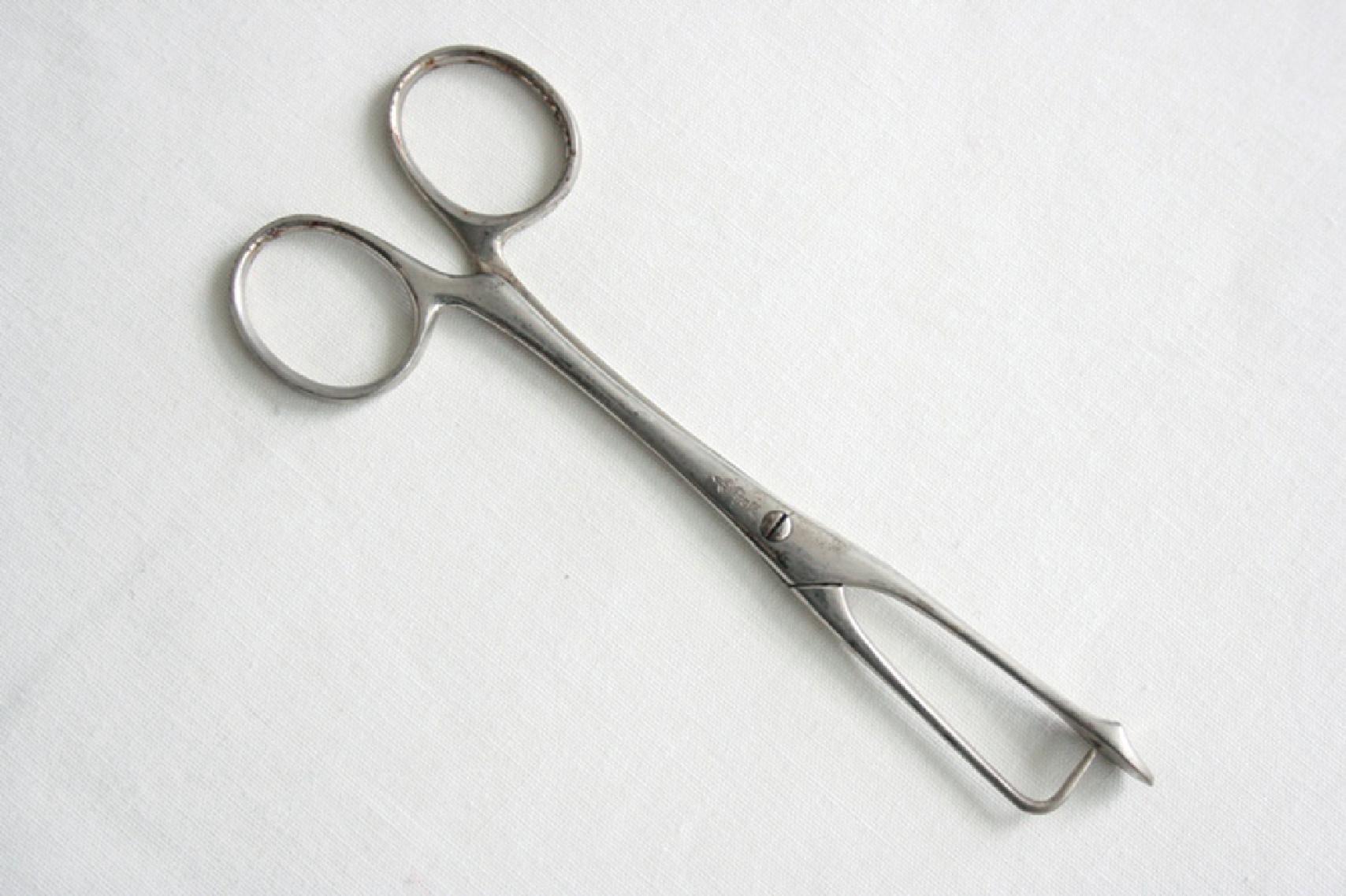 Fig. 17.3, Tongue forceps. (Courtesy Geoffrey Kaye Museum of Anaesthetic History, Melbourne, Victoria, Australia.)