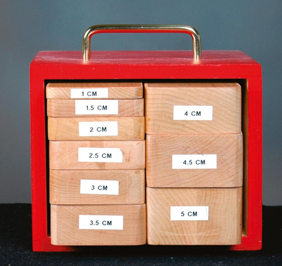 Fig. 20.6, A series of graduated blocks can be used to make a reasonably accurate estimate of leg length discrepancy. This technique can be used in place of radiographs for screening for leg length inequality and for serial examinations.