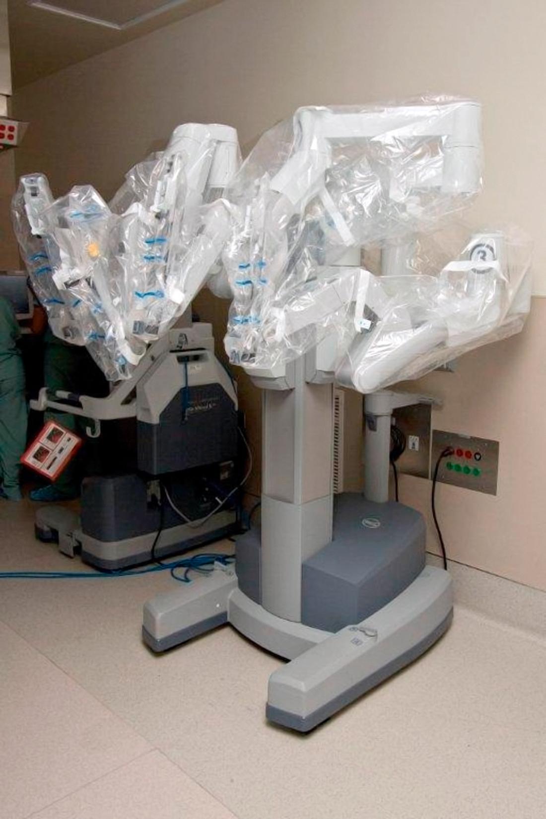 FIG. 118.2, da Vinci Si system with sterile plastic bags ready for surgery.
