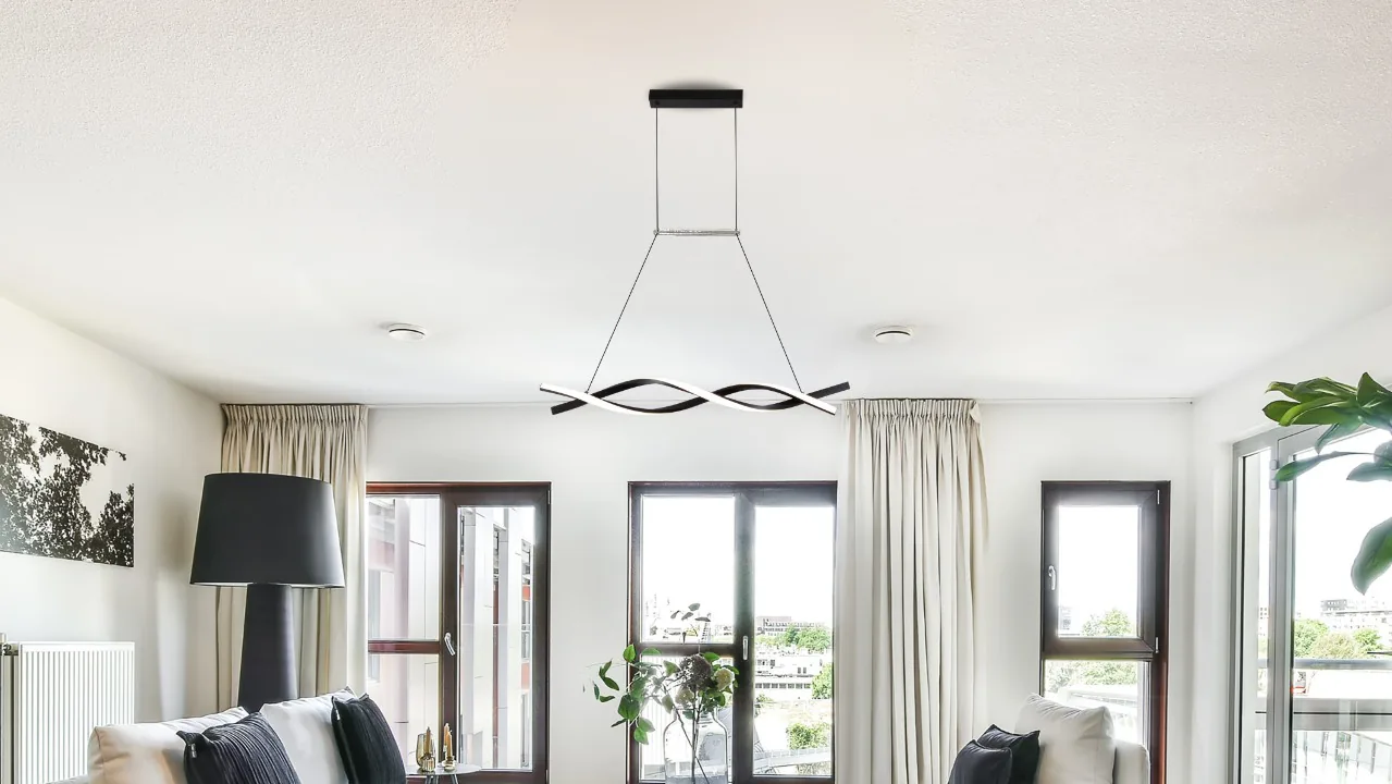 Lustre Ansen 25W Preto instalado — Sobre mesa de jantar de 6 a 8 lugares, bancada de cozinha ou ilha