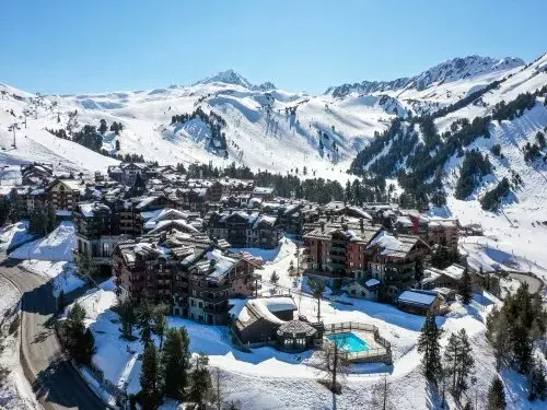 Arc 1950, Le Village