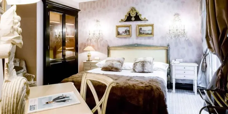 Hôtel Chateaubriand - Champs Elysées.