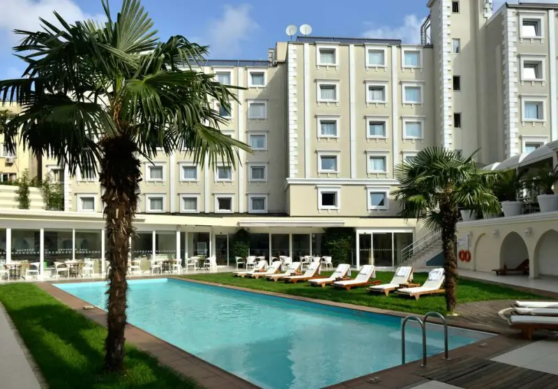 Turgut Özal Caddesi Holiday Inn Istanbul City No:189