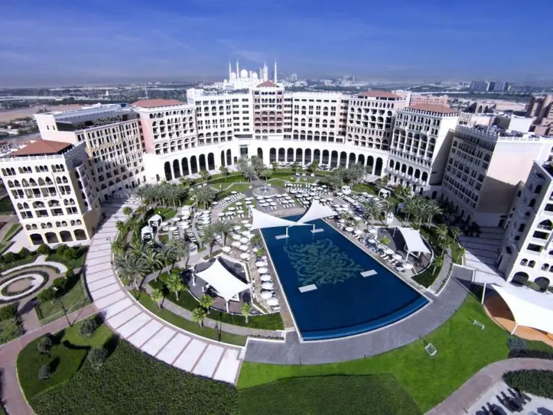 The Ritz-Carlton Abu Dhabi, Grand Canal