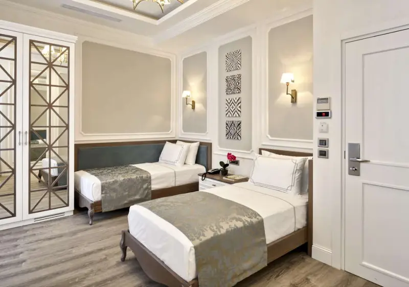 Mirrors Hotel