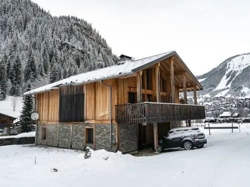 Chalet "Mitoyen Ysaline" with Mountain Views, Private Terrace, and Wi-Fi