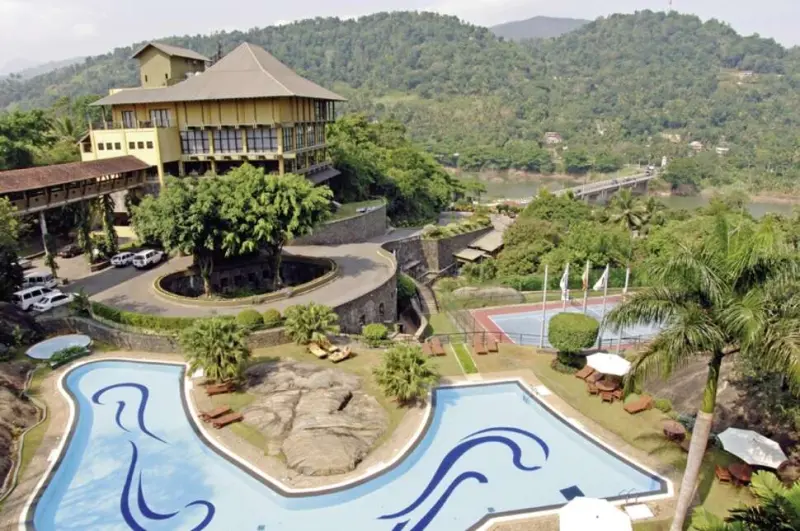 Earl's Regency Hotel