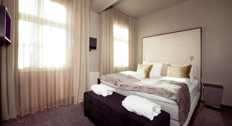 Home Hotel Folketeateret