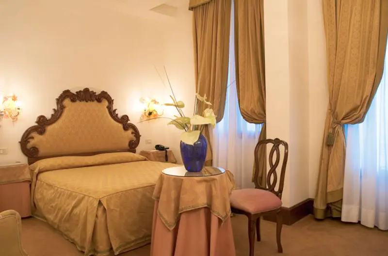 Hotel Monaco & Grand Canal