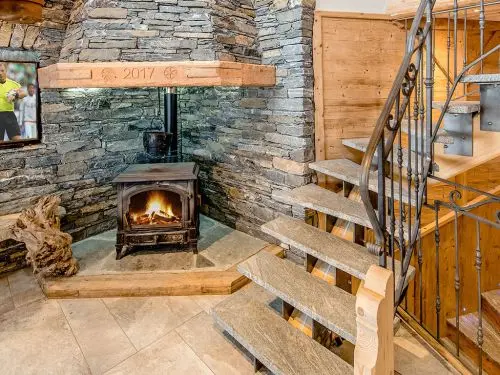 Chalet Le Jo’li Pré : Location de vacances dans gite de standing pour groupe avec espace bien-être jacuzzi et sauna, au pied des pistes de ski proche domaine skiable des Arcs et Paradiski en Savoie