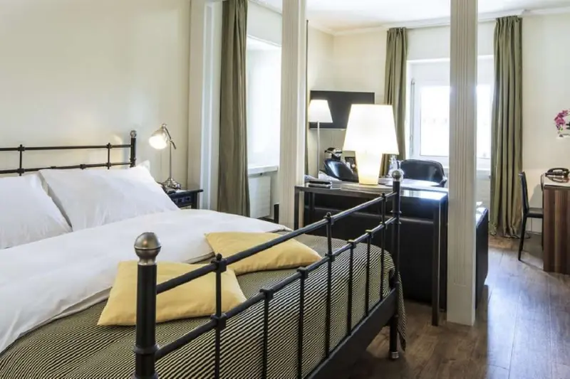 Central Plaza Hotel