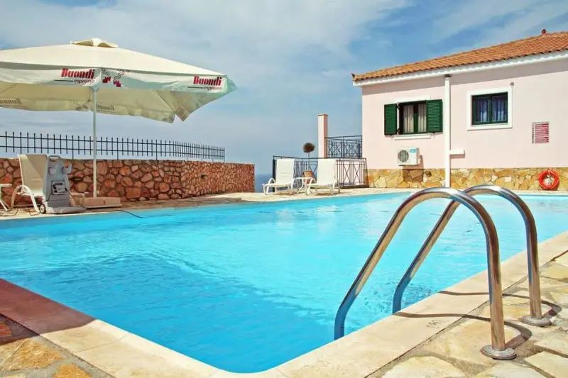 Sarantos pool suites