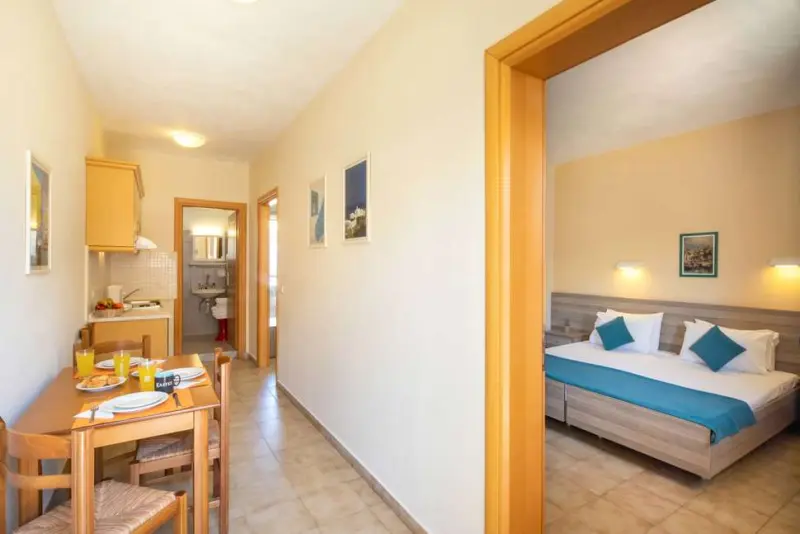 Rossis Beach Hotel