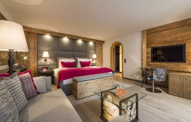 eva, VILLAGE Hotel