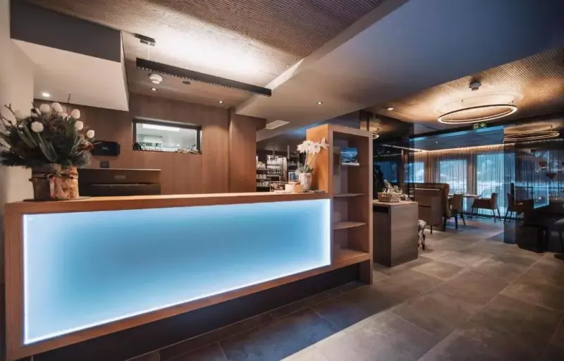 VIER Studios & Restaurant