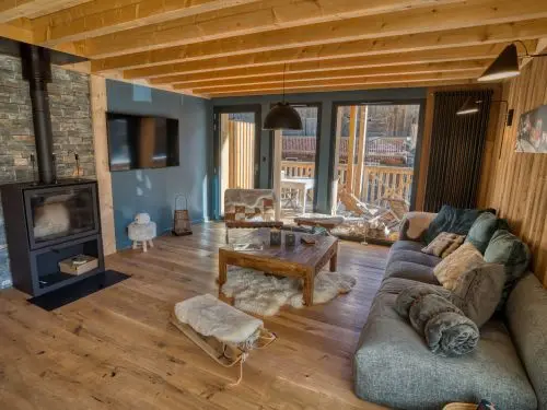 Chalet "Mitoyen Ysaline" with Mountain Views, Private Terrace, and Wi-Fi