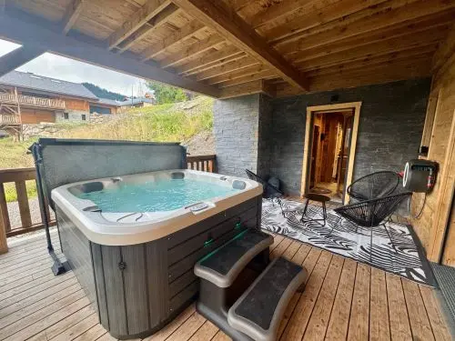 Chalet "La Vora" with Mountain Views, Private Terrace and Wi-Fi