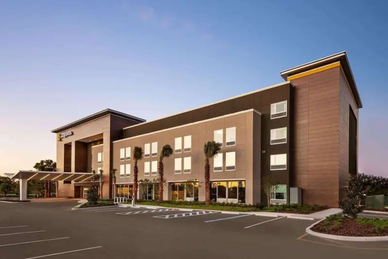 La Quinta Inn & Suites by Wyndham Orlando IDrive Theme Parks