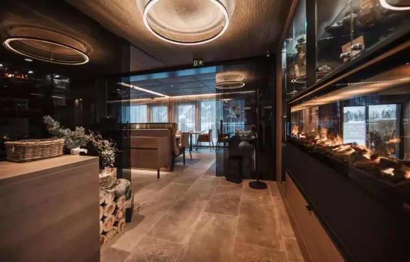 VIER Studios & Restaurant