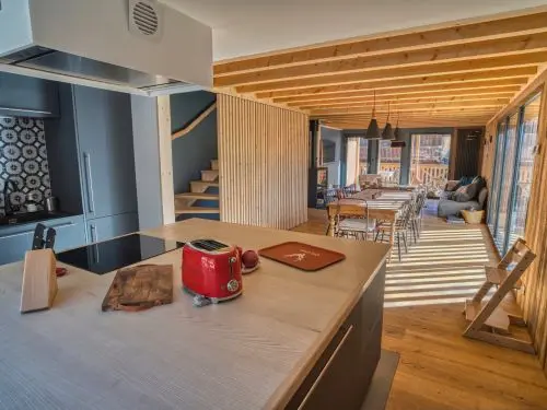 Chalet "Mitoyen Ysaline" with Mountain Views, Private Terrace, and Wi-Fi