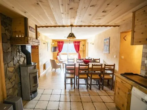 Chalet Puce