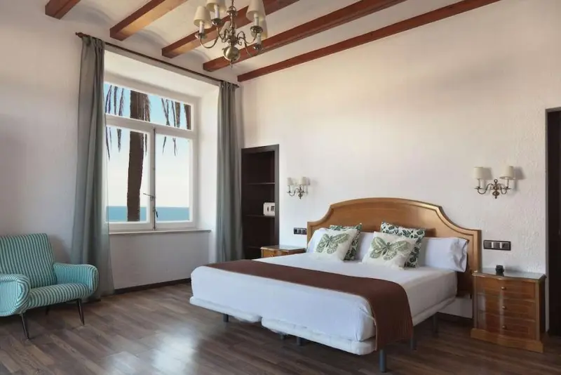 Hotel Roger de Flor by Seleqtta