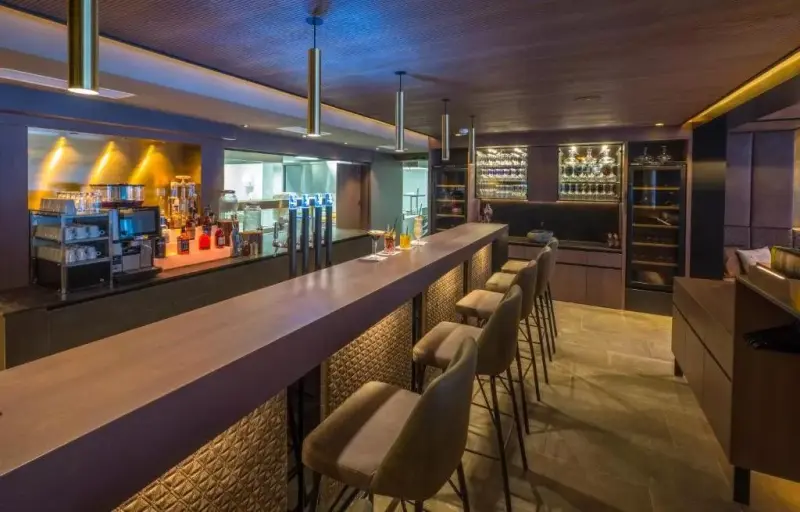 VIER Studios & Restaurant