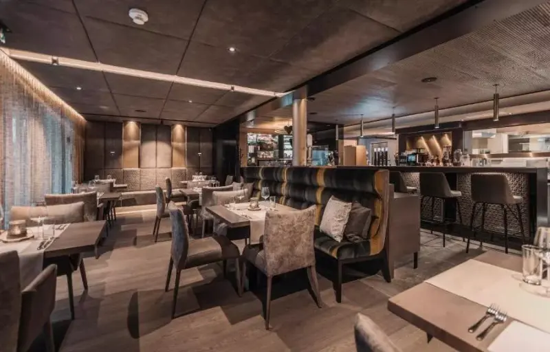VIER Studios & Restaurant