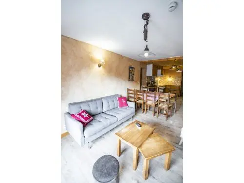 Chalet Puce