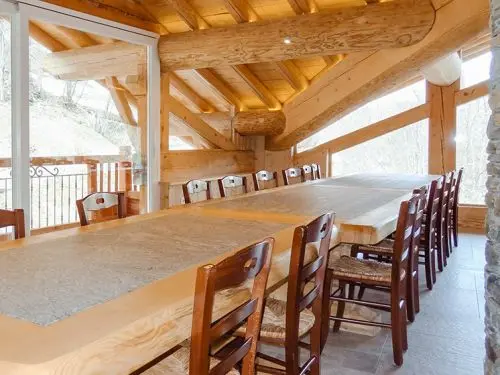 Chalet Le Jo’li Pré : Location de vacances dans gite de standing pour groupe avec espace bien-être jacuzzi et sauna, au pied des pistes de ski proche domaine skiable des Arcs et Paradiski en Savoie