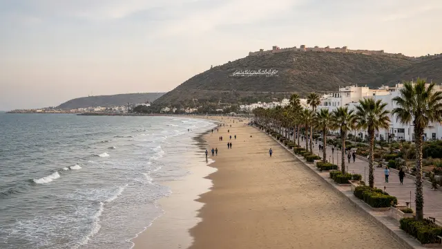 Strand en boulevard met palmbomen in Agadir