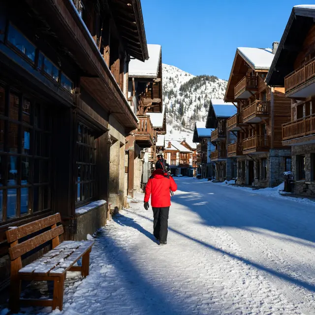 Het levendige skiresort Alpe d'Huez met kleurrijke chalets op 1860 meter hoogte omringd door besneeuwde pistes en bergtoppen