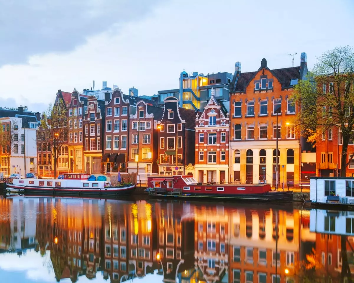 Amsterdam ligt op slechts enkele uurtje rijden van de Belgische grens en heeft enorm veel te bieden. Bezoek er de vele musea, de grachten en laat je helemaal gaan in het bruisende nachtleven van de Nederlandse hoofdstad.