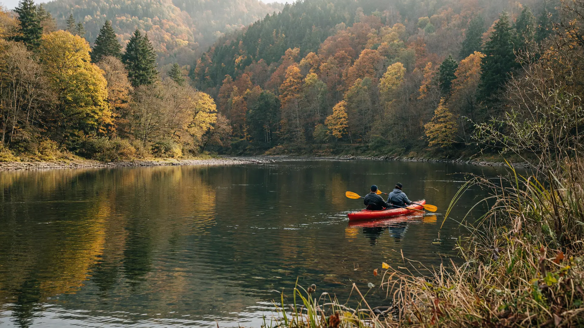 Kajakken op een rivier in de Ardennen in de herfst