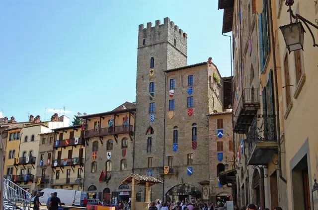 Middeleeuwse torens en vlaggen aan de Piazza Grande in Arezzo