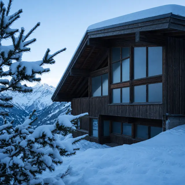 Autovrij skiresort Avoriaz met moderne architectuur in Les Portes du Soleil, sneeuwzekere hooggelegen bestemming in de Franse Alpen