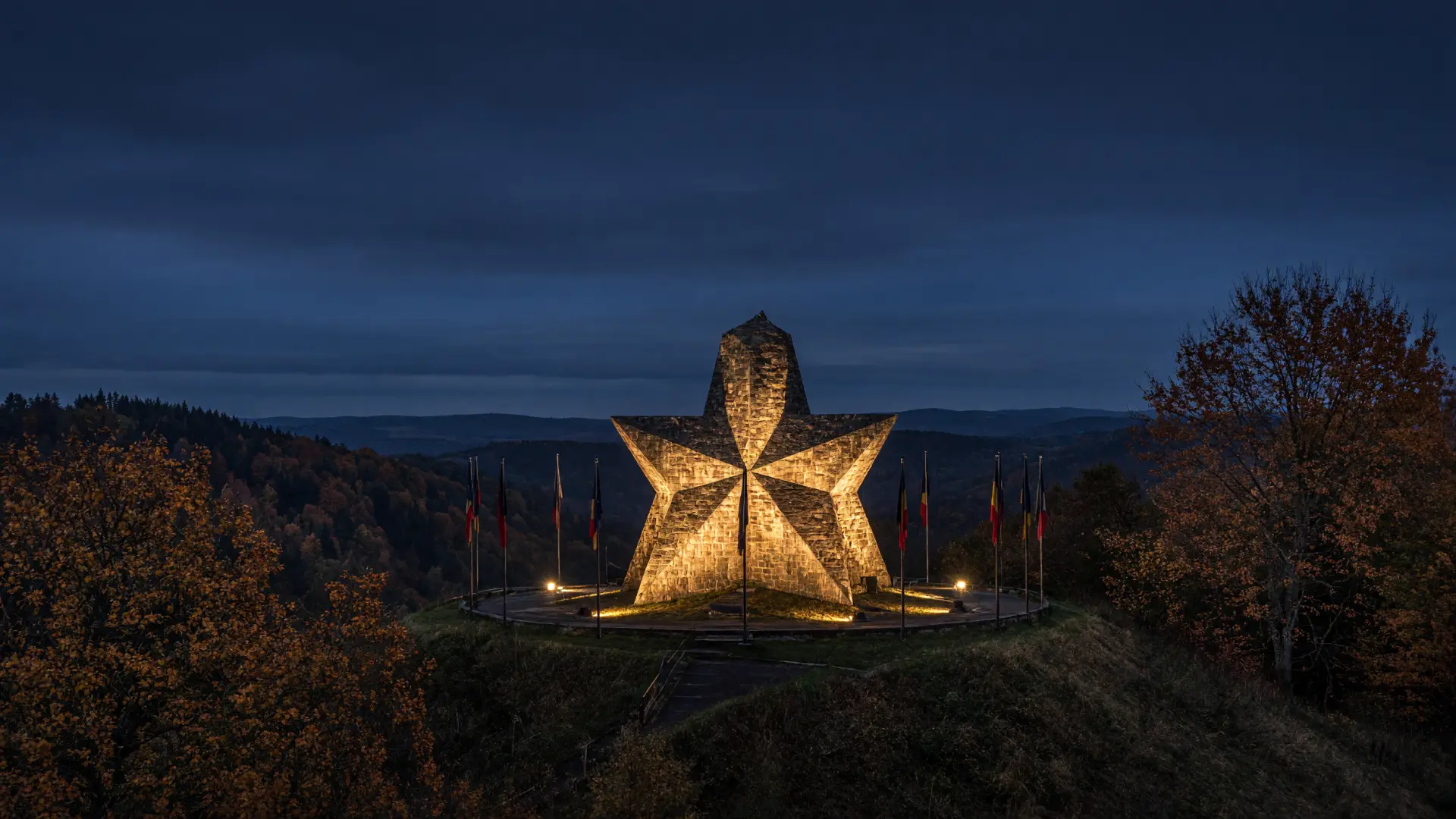 Stervormig herdenkingsmonument op een heuvel bij valavond