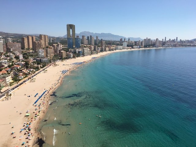 Benidorm is al enkele decennia een favoriete bestemming bij jonge en wat oudere Belgen. Ook in de winterperiode is het een geliefde winterzonbestemming. 