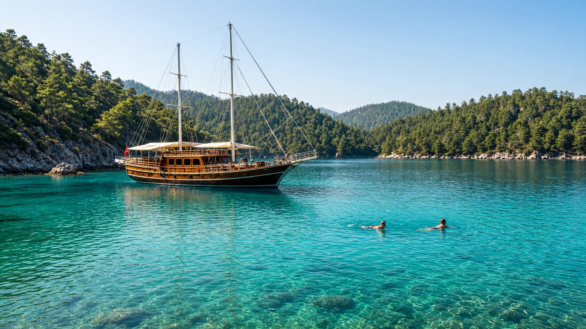 Turkse gulet in een turquoise baai
