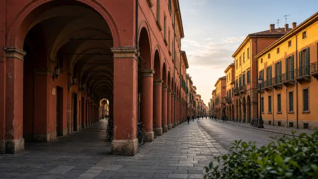 Een lange straat met rode portieken in Bologna