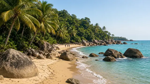 Strand met palmen en granieten rotsen aan de Caribische kust bij Tayrona, met kleine figuren aan de waterlijn