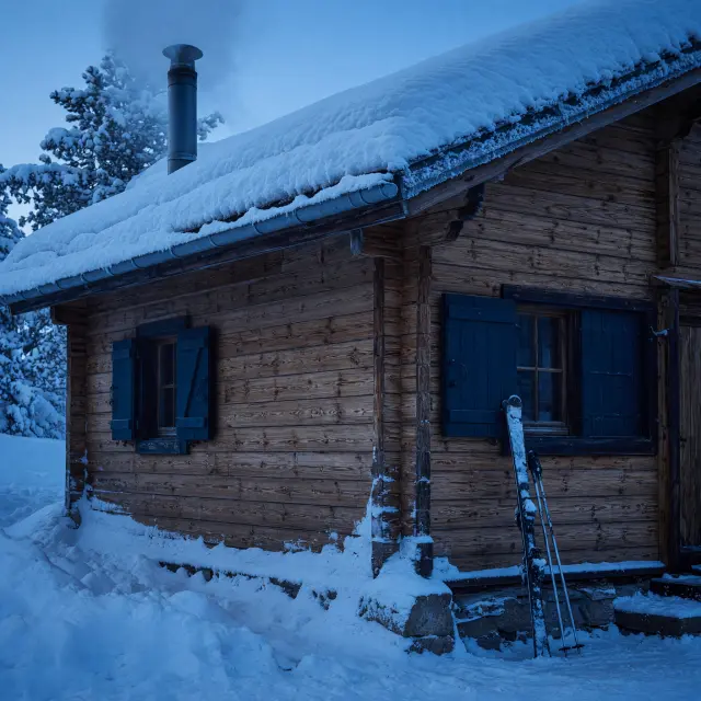 Besneeuwde chalets en families met slee in het rustige skidorp St. Gallenkirch in de Montafon vallei