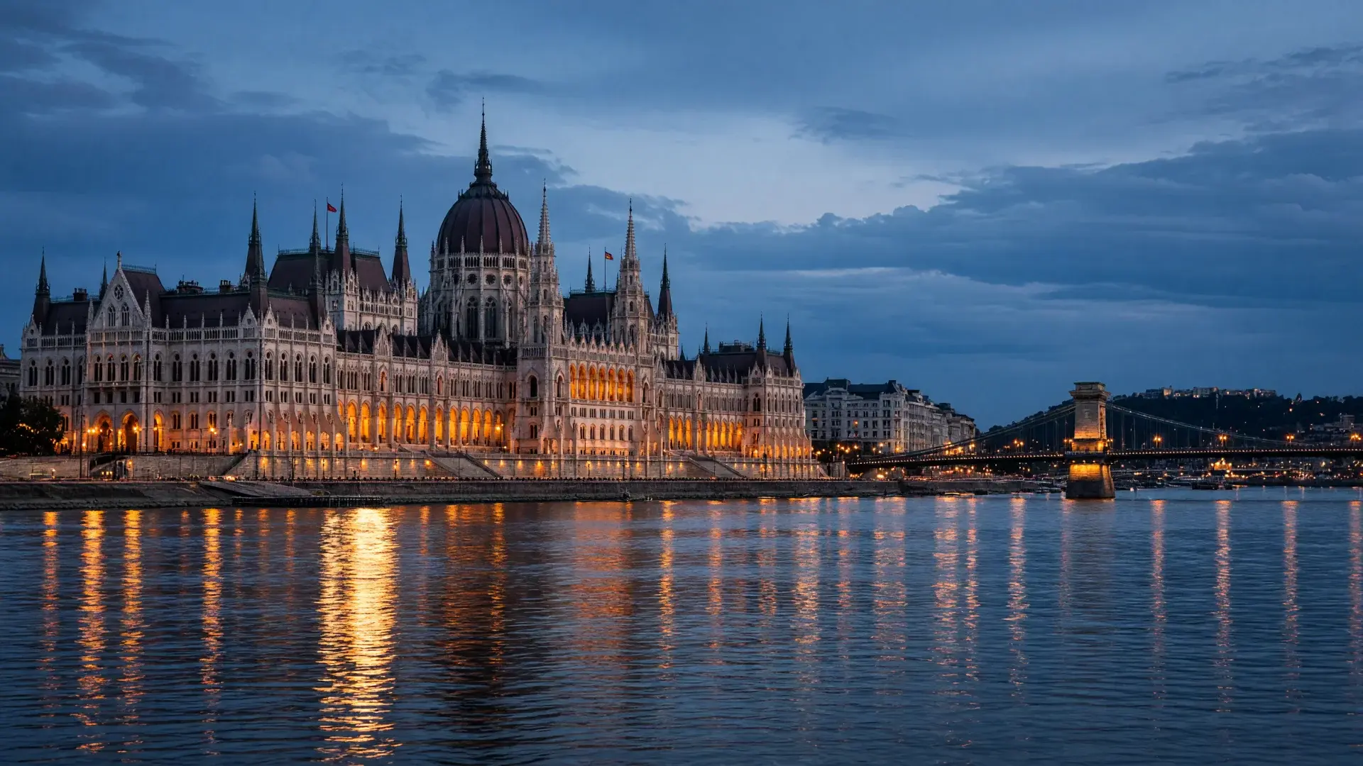 Het verlichte parlementsgebouw aan de Donau in Boedapest