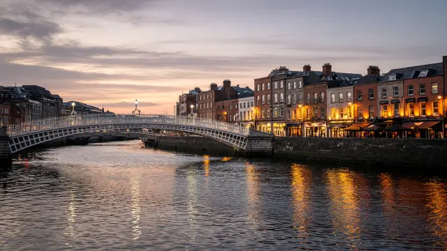De Halfpenny Bridge over de Liffey in Dublin